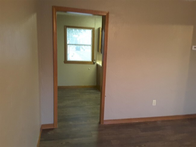 Building Photo - 503 E Walnut Ave