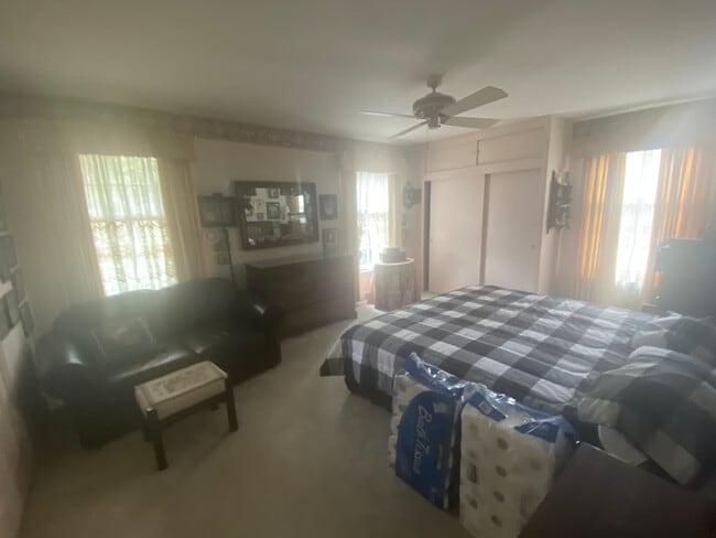 Building Photo - Room in House on Woodvale Dr