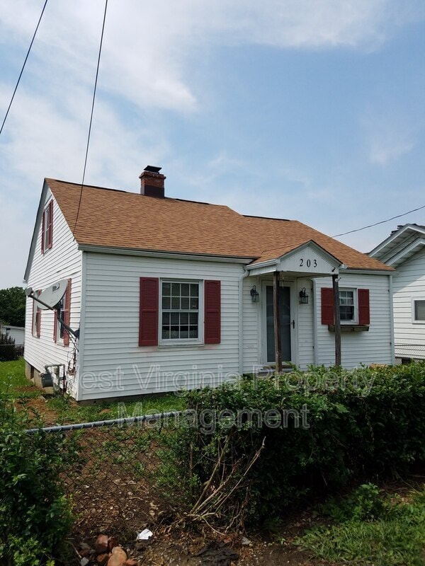 Building Photo - 203 Summers St