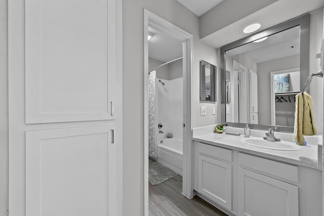 Spring Parc Apartment Homes Bathroom - Spring Parc