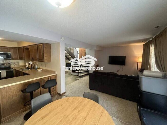 Foto del edificio - Cozy, Updated Townhome with Loft & Fireplace