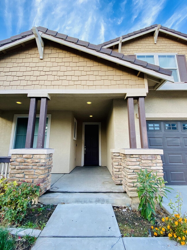 Building Photo - 1001 La Paloma St