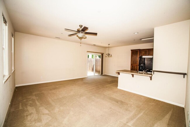 Foto del edificio - 4 Bedroom home in Shasta View Gardens!