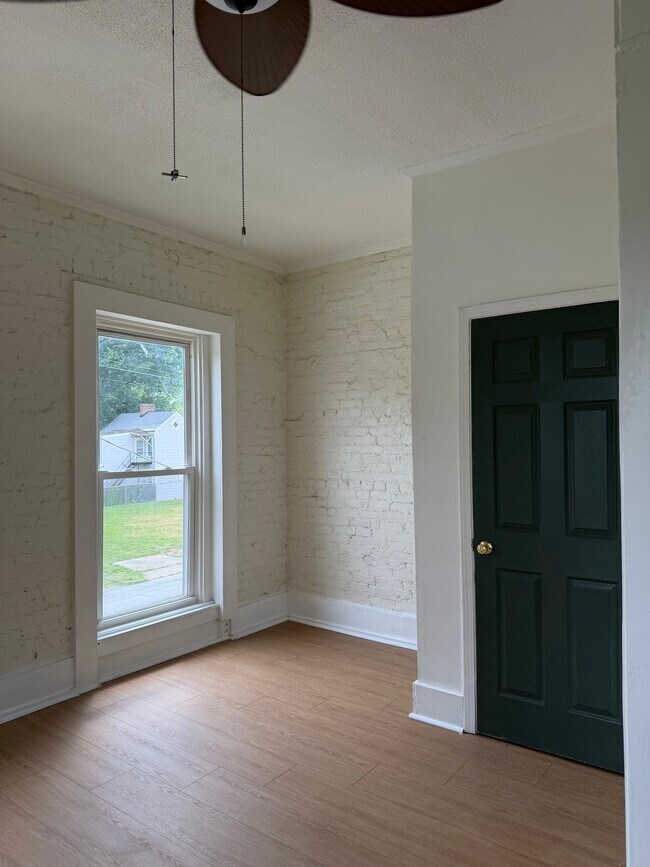 Foto del edificio - 2429 Griffiths Ave