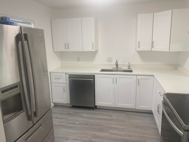 Building Photo - 127 Lake Rebecca Dr