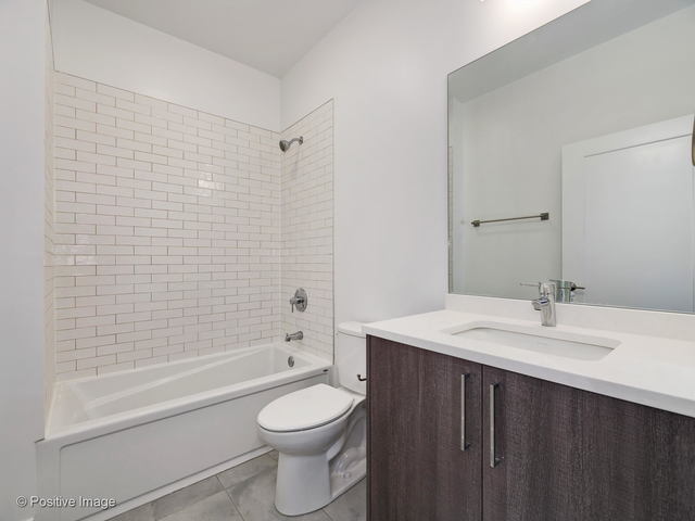 Foto principal - 833 W Van Buren St
