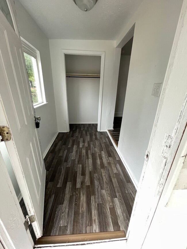 Building Photo - Available Now Great Home with Tons of Storage
