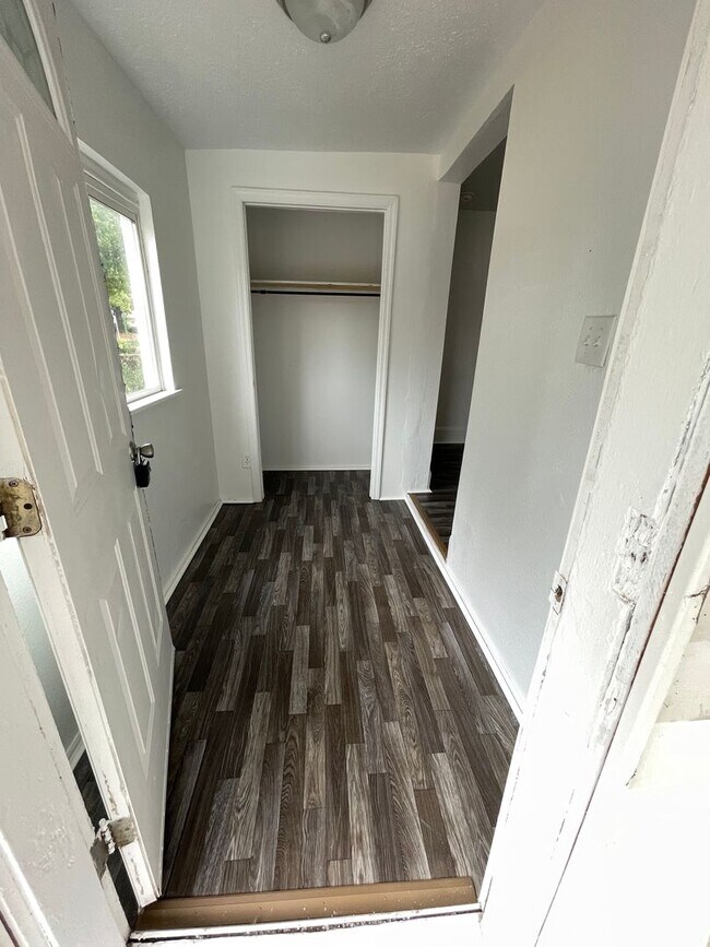Foto del edificio - Available Now Great Home with Tons of Storage