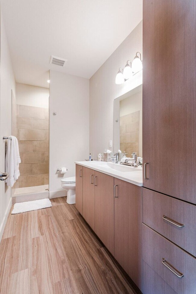 Foto del edificio - Luxury Townhome on West Side!