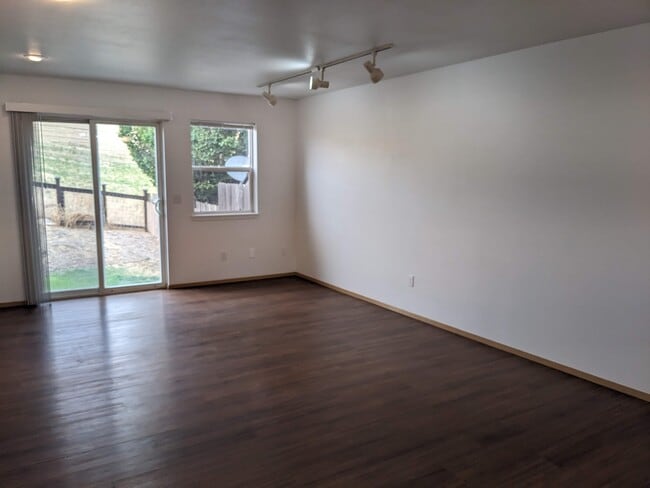 Building Photo - 352 NW Parr Dr
