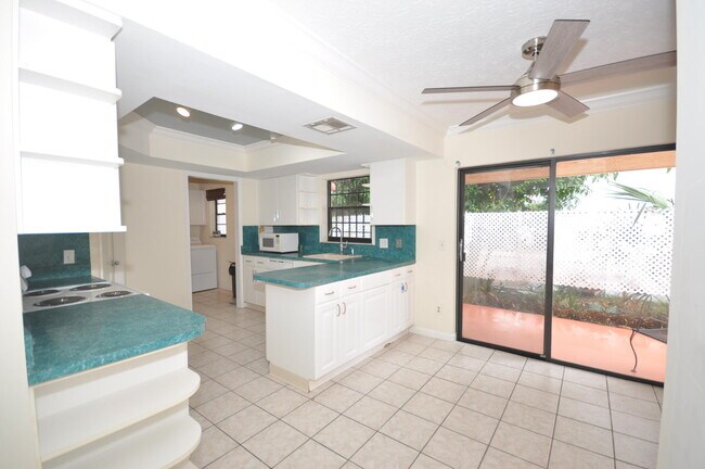 Building Photo - 10 Evergreen Dr