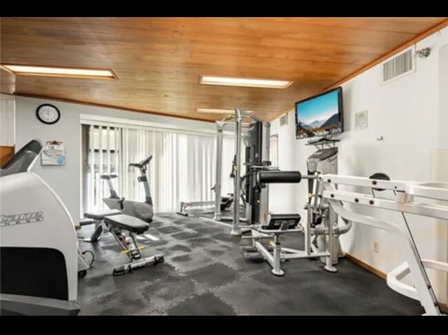 Building Photo - Spacious 2 Bedroom Condo