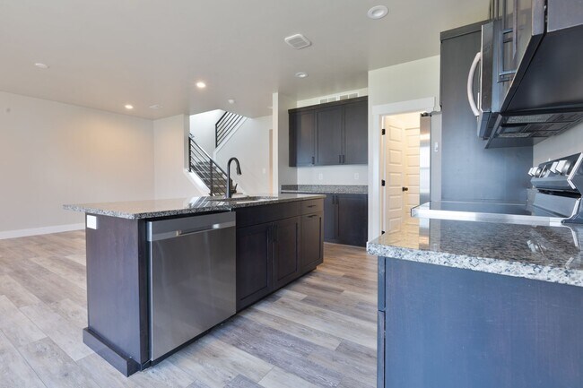 Foto del edificio - AMMON 3 BED 2 BATH TOWNHOME WITH 2 STALL G...