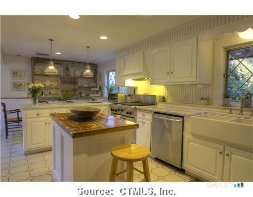 Foto del edificio - 38 Strawberry Ridge Rd