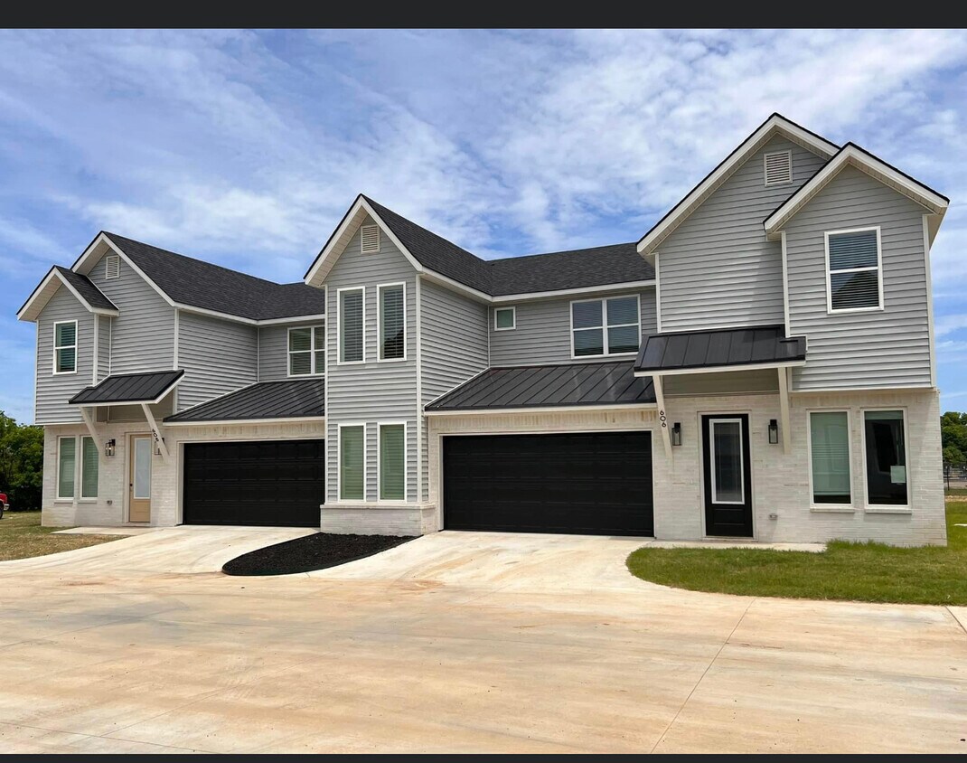 Foto del edificio - 600 Juniper Cir