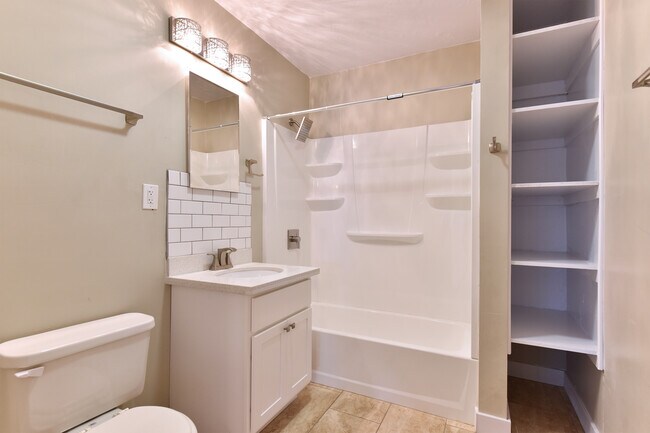 bath - 2537 E Clarendon Ave