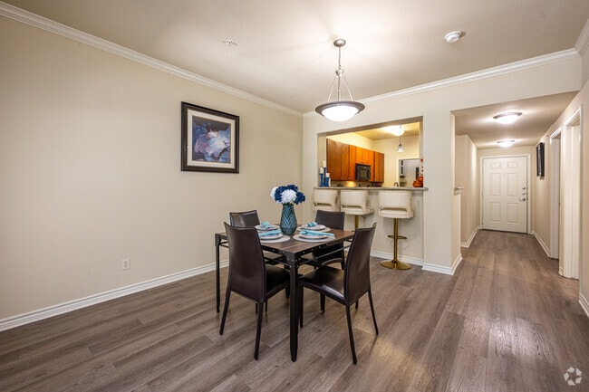 2BR, 2BA - 1,242SF - Dining Room - Paramount at Cedar Lodge