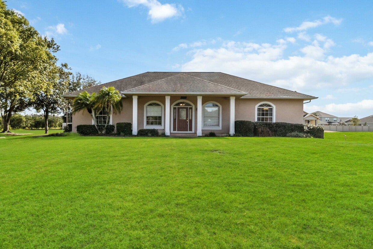 Primary Photo - Beautiful 4/3.5 Home Located on Over An Ac...