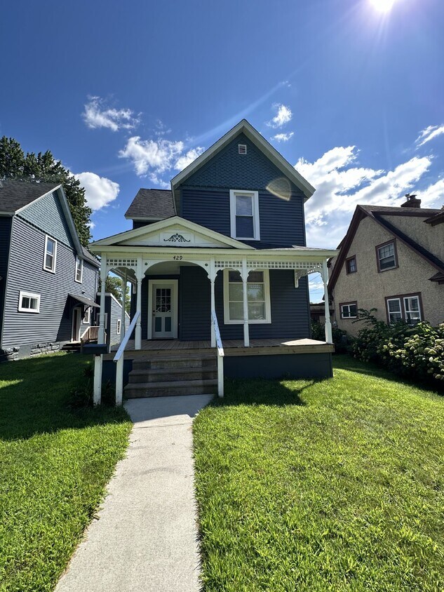 Foto principal - Superb 3 Bed 2 Bath close to UWEC! Availab...