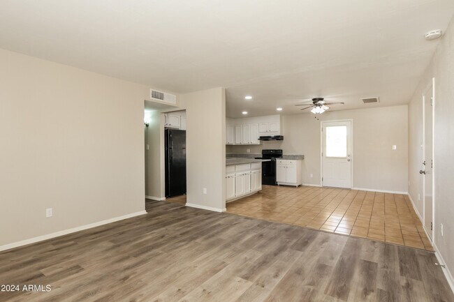 Foto del edificio - 4045 E Joan De Arc Ave