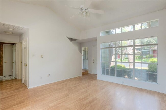 Foto del edificio - 1015 E Yager Ln