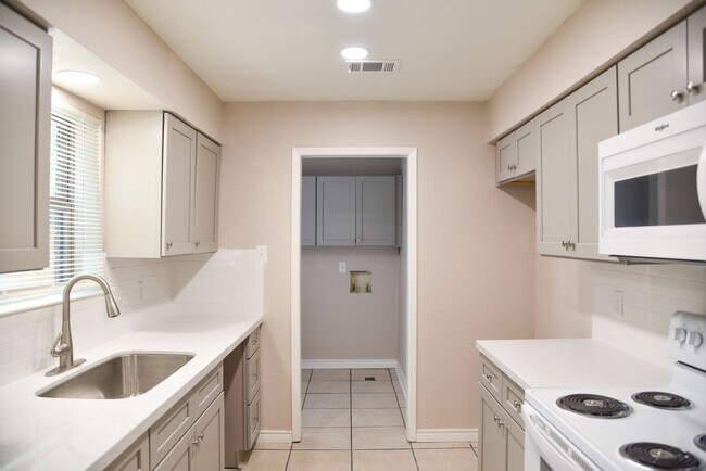 Building Photo - 307 Amherst Ct