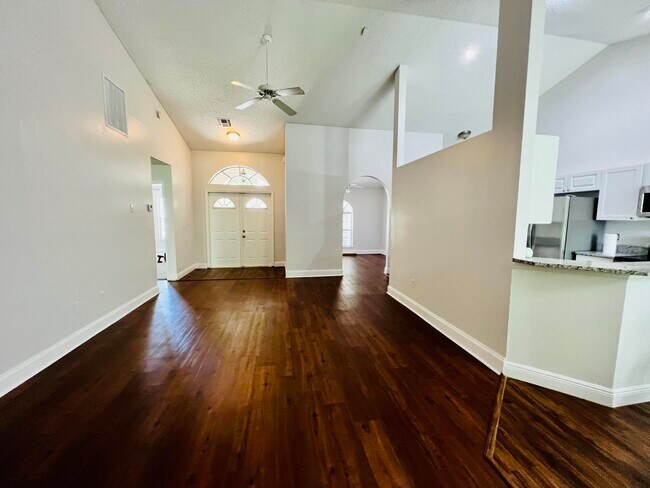 Building Photo - 2485 Stonegate Dr