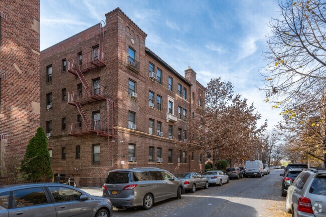 Building Photo - 62-64 Saunders St