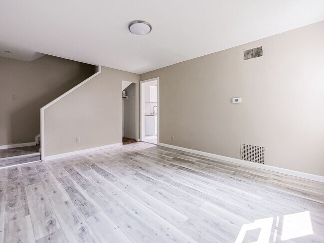 Building Photo - Welcome to this Charming 2 Bedroom, 1 Bath...