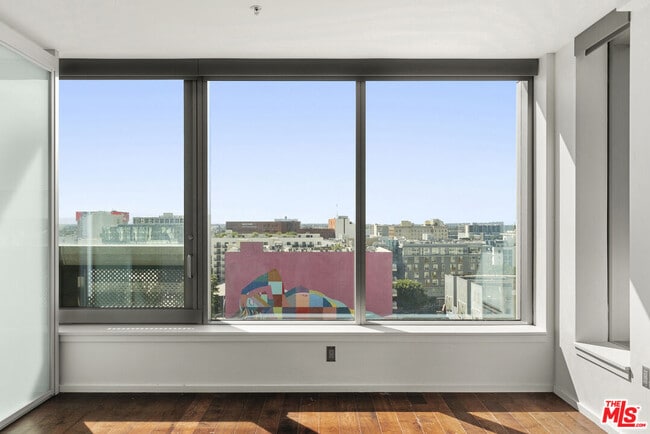 Foto del edificio - 1155 S Grand Ave