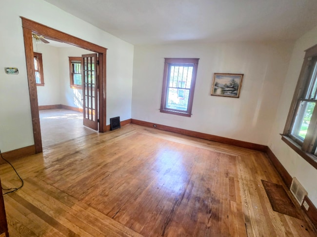 Building Photo - 1907 N Oakley St