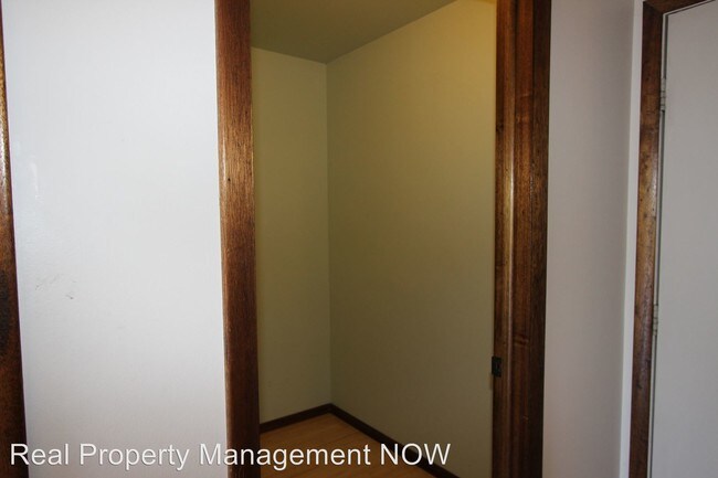 Building Photo - 3233 Lakeside Dr