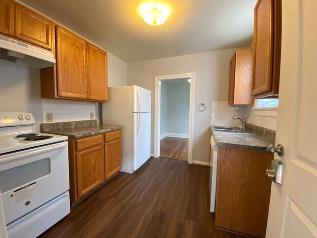 Building Photo - 1320 Kenmore Ave