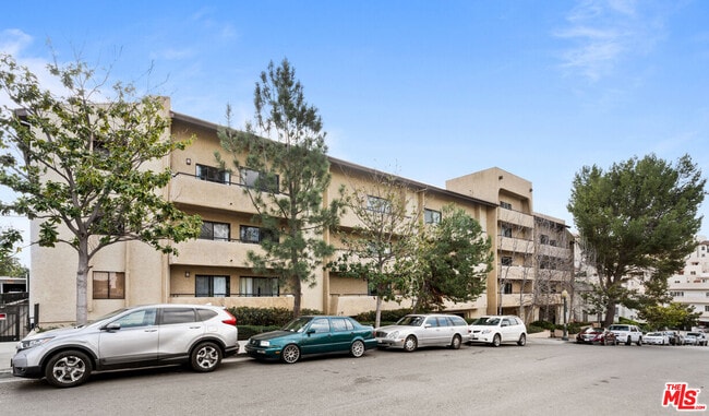 Building Photo - 10982 Roebling Ave