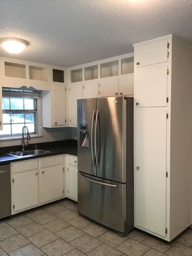 Building Photo - Newly Remodeled Smart Home. Self-Tour Today!