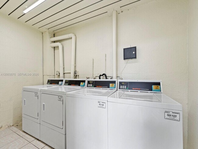 Foto del edificio - 4235 N University Dr