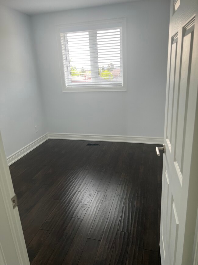 Photo du bâtiment - ALL UTILITIES INCLUDED NEWLY RENOVATED GRE...