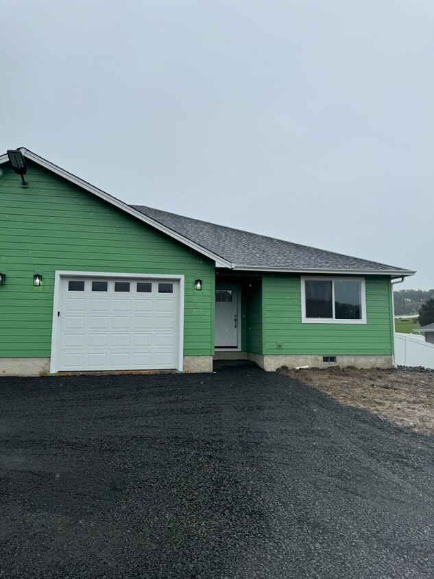 Primary Photo - Brand new Green area 3 Bedroom 2 Bath Dupl...