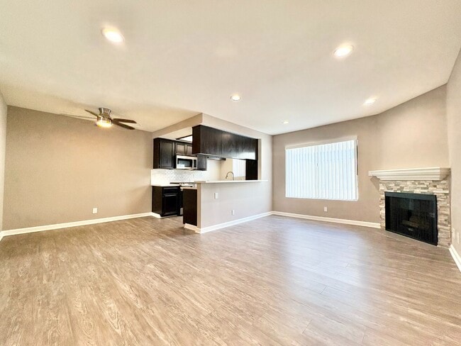 Building Photo - Modern 1BR in Valley Glen w/ Fireplace + Balcony