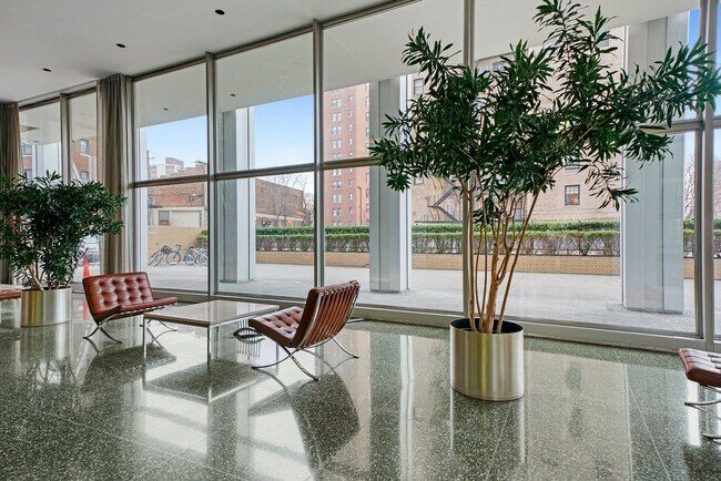 Foto del edificio - 2400 N Lakeview Ave