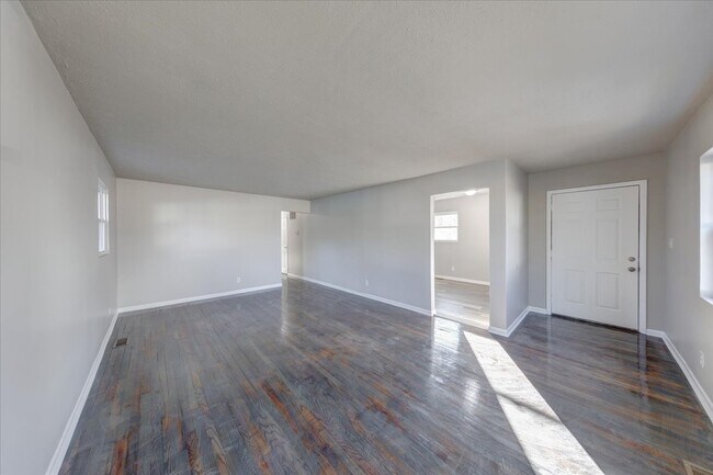 Foto del edificio - 1367 W Pruitt St