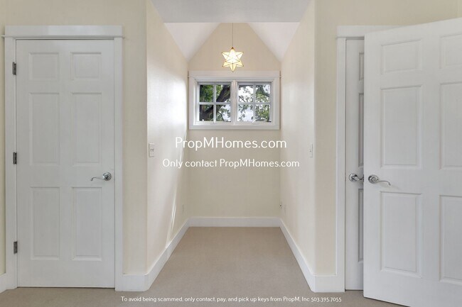 Building Photo - Absolutely Stunning Five Bedroom Home In L...
