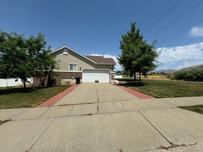 Building Photo - 5 bdrm 3 bth Home 2 Car Garage- Solar Panels! Coming Soon!