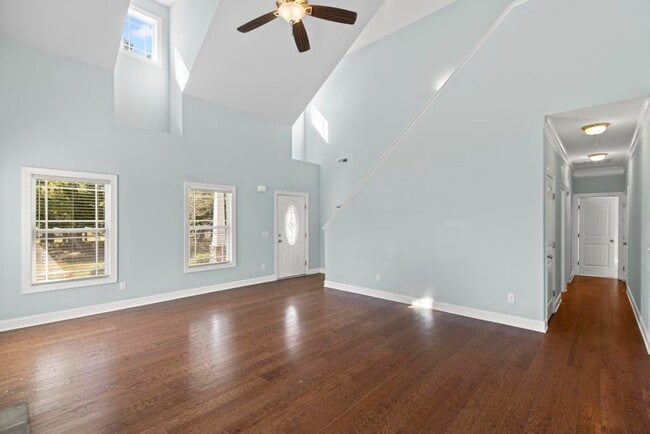 Foto del edificio - Minutes to the Beach! Conveniently located...