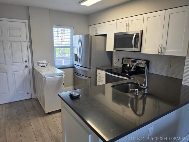 Building Photo - 2106 S Cypress Bend Dr
