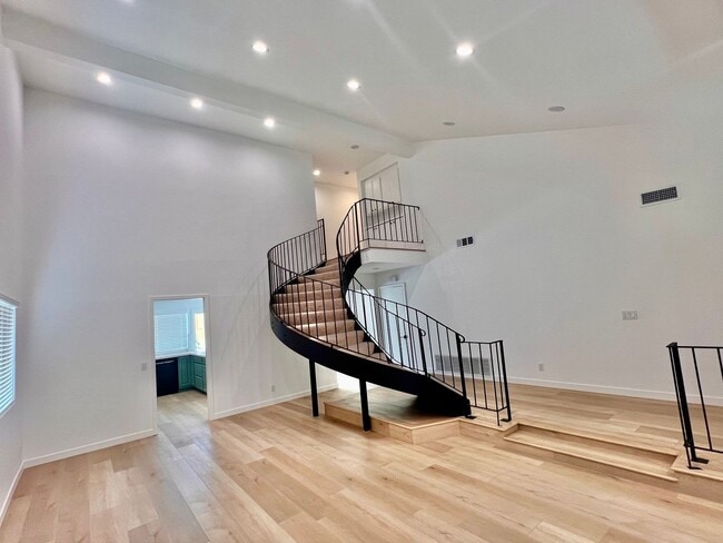Building Photo - Beautiful 4BR/3BA Home – Bright, Modern & ...