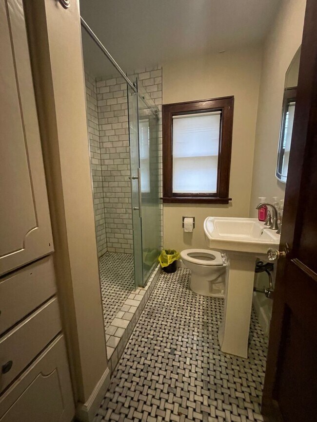 Foto del edificio - Large Single Family Home in Heart of La Cr...