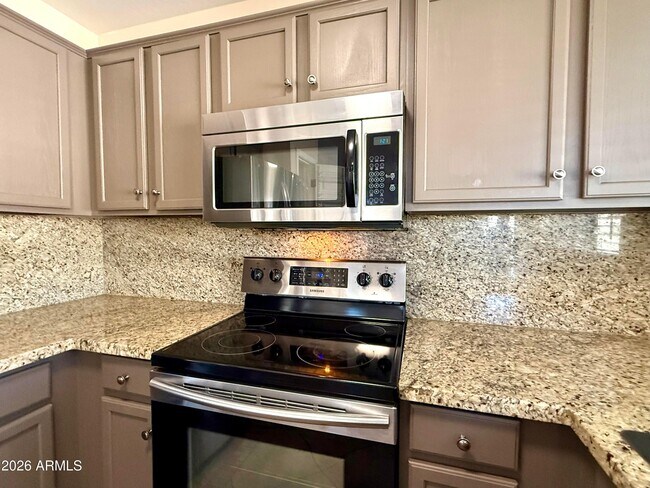 Foto del edificio - 23644 W Pkwy Dr