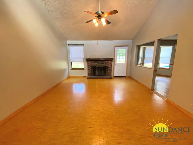 Building Photo - Lovely 3 Bedroom Home with Sparkling In-gr...