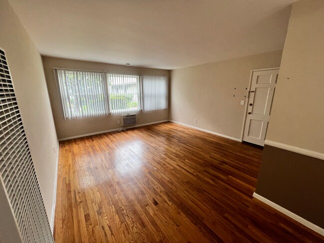 Foto del edificio - 606 W Foothill Blvd